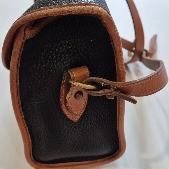 Vintage Classic Black and Tan Leather Shoulder Bag Crossbody Bag - Picture 8 of 17